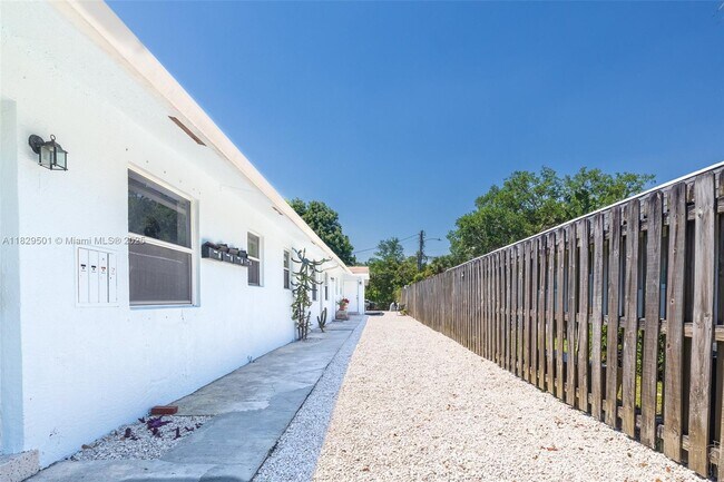 Building Photo - 605 SW 14th Terrace