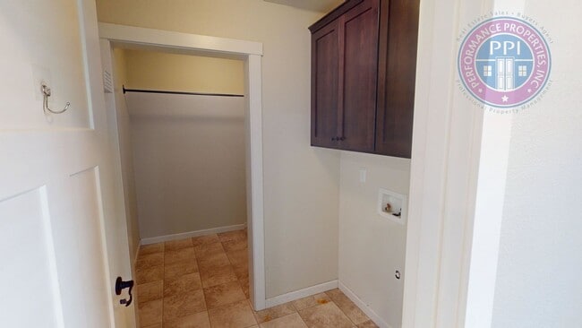 Building Photo - *Gresham - Luxury Craftsman, Central Air, ...
