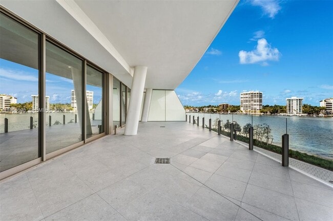 Building Photo - 5 Grove Isle Dr