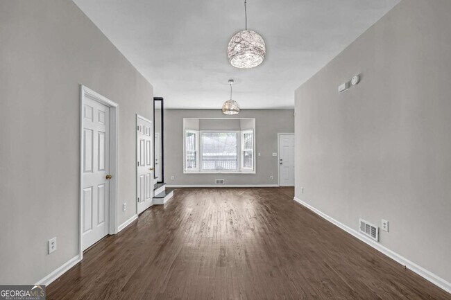 Building Photo - 660 Queen St SW