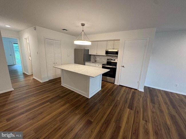 Building Photo - 50 Darien Way