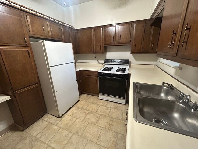 Building Photo - Fantastic 2 BR Apartment in South Oakland on Bates Street! CALL NOW!