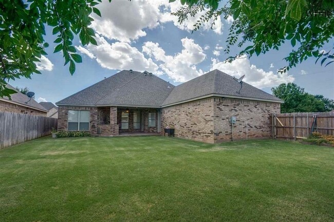 Building Photo - 8 Maplewood Ct