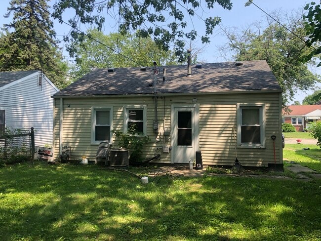 Building Photo - 18768 Roscommon St