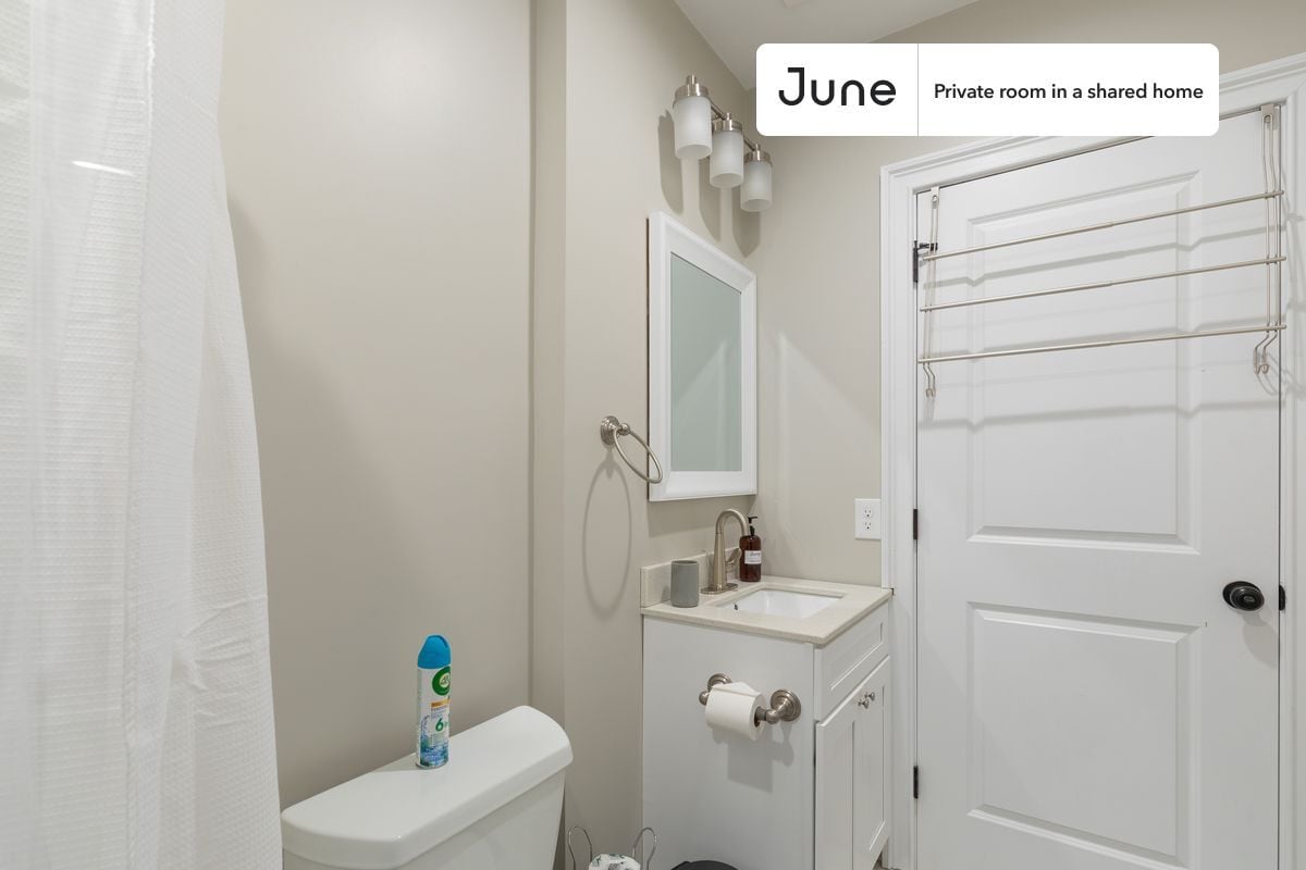 Building Photo - Private bedroom in 3 bed/1 bath Home