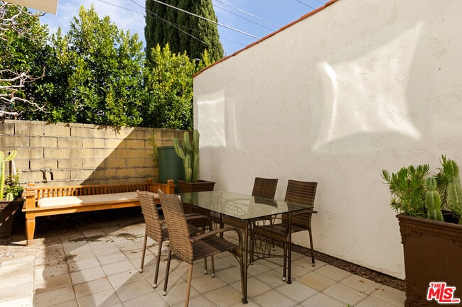 Building Photo - 460-460 N Alfred St