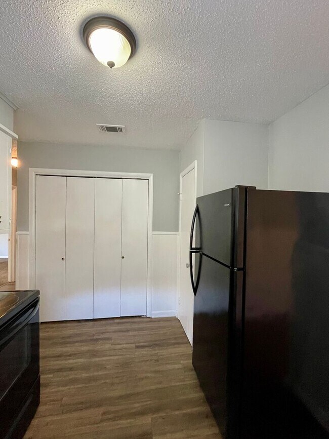 Building Photo - 29 E Laramie Dr