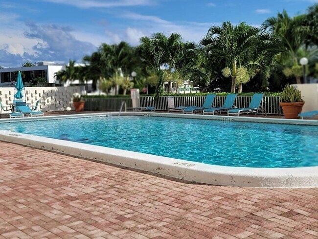 Building Photo - 401 Golden Isles Dr