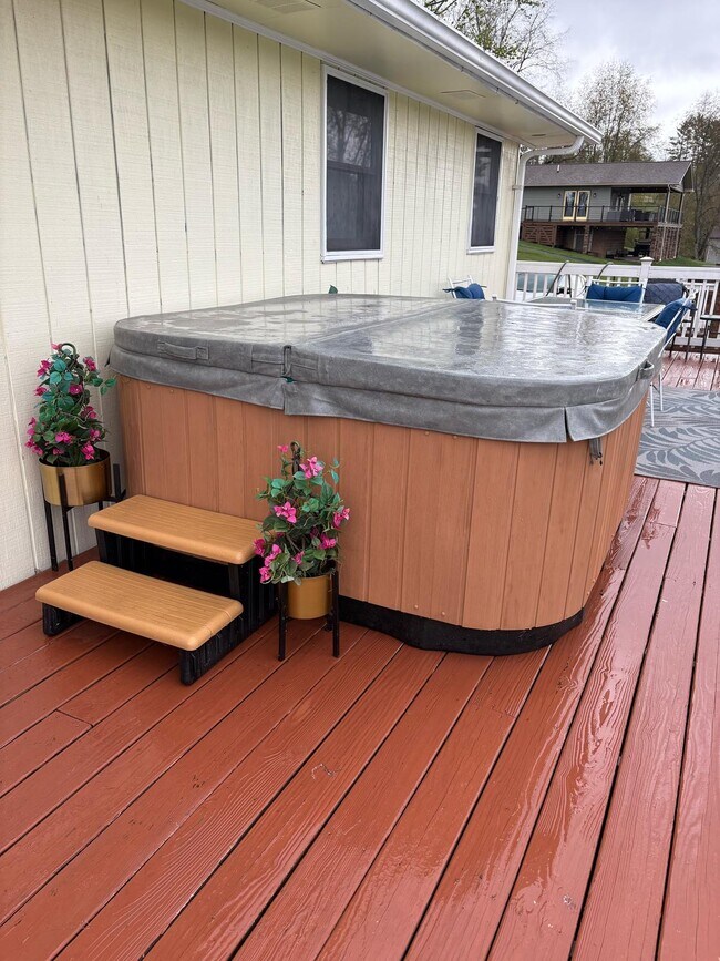 New Hot Tub - 21392 Lakeshore Dr