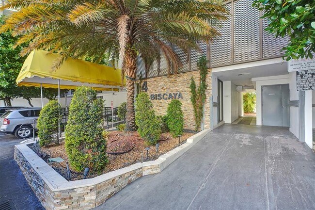 Building Photo - 20400 W Country Club Dr