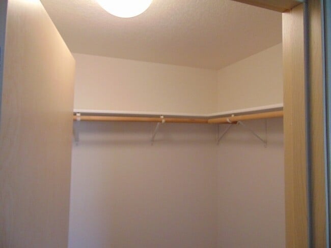 Building Photo - Enjoy Easy Living in Cascade Park with a Private Fenced Backyard