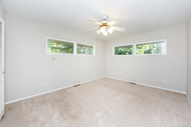 Building Photo - "Charming 3-Bedroom Oasis with 2 Full Baths – Spacious 2,295 Sq Ft Home in Charlotte's Heart!"