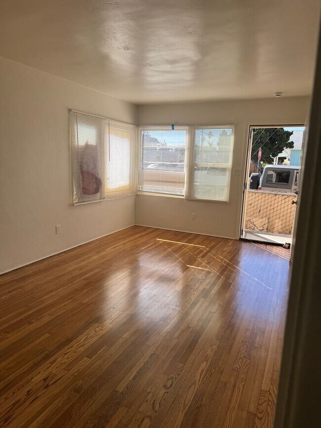 Building Photo - 1 Bedroom 1 bath apartment