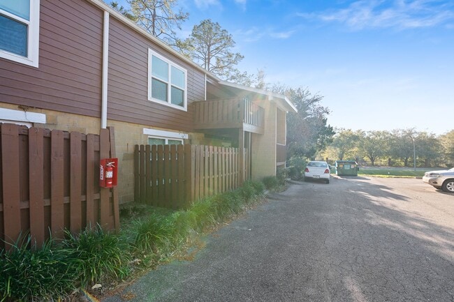 Building Photo - 2 Bed 1.5 Bath Condo
