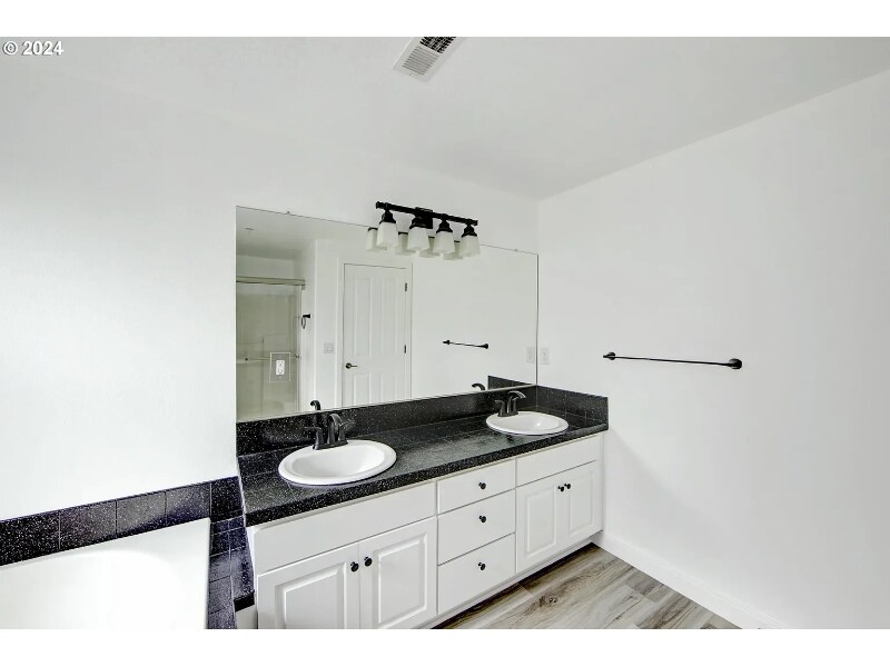 Building Photo - 6267 NE Carillion Dr