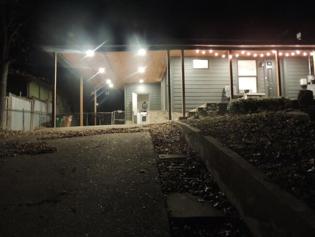 Building Photo - 1307 Deloney St