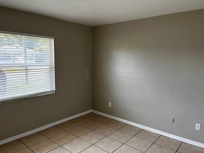 Building Photo - 354 Pearlwood St