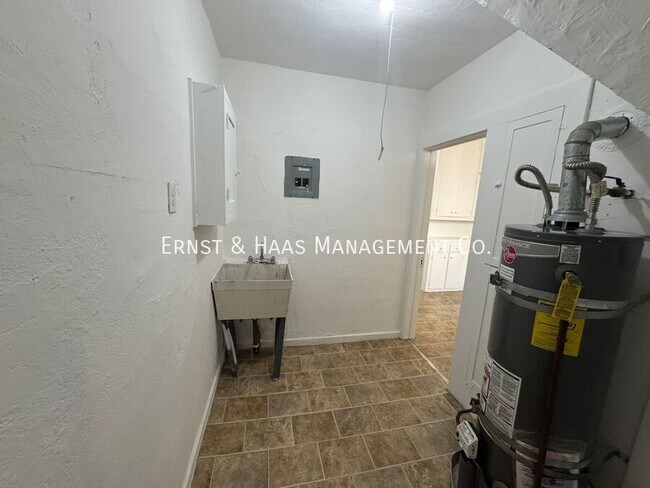 Building Photo - 528.5 N Kenmore Ave