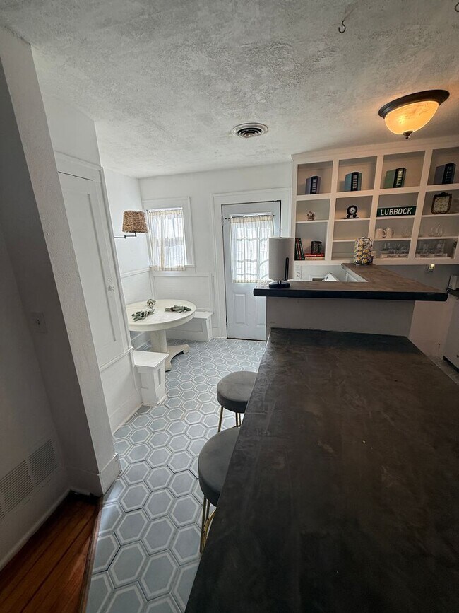 Building Photo - Available NOW!! 2/1 in South Overton