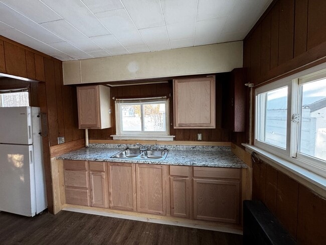 Building Photo - Quite house in quiet neighborhood. Corner Lot. Heat included.