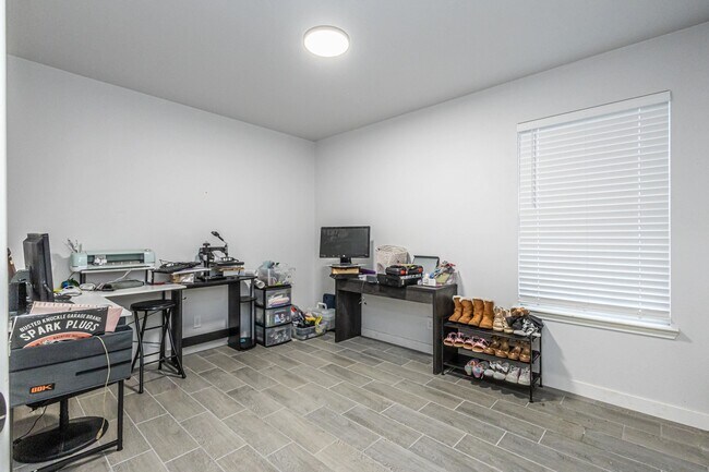 Building Photo - 5220 Feria Dr