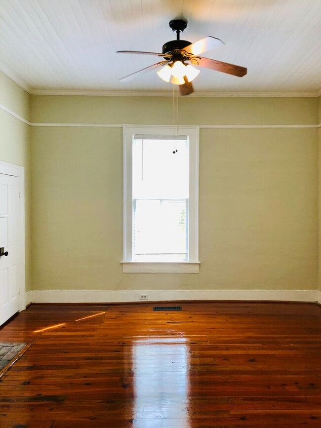 Building Photo - Plum Street-3 bedroom/2 bath home with large rocking chair front porch!