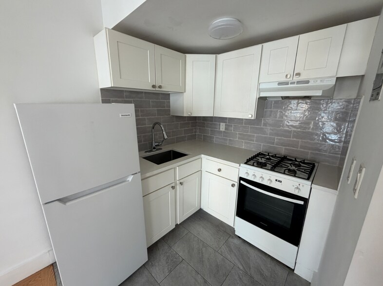 Building Photo - 65 Strathmore Rd