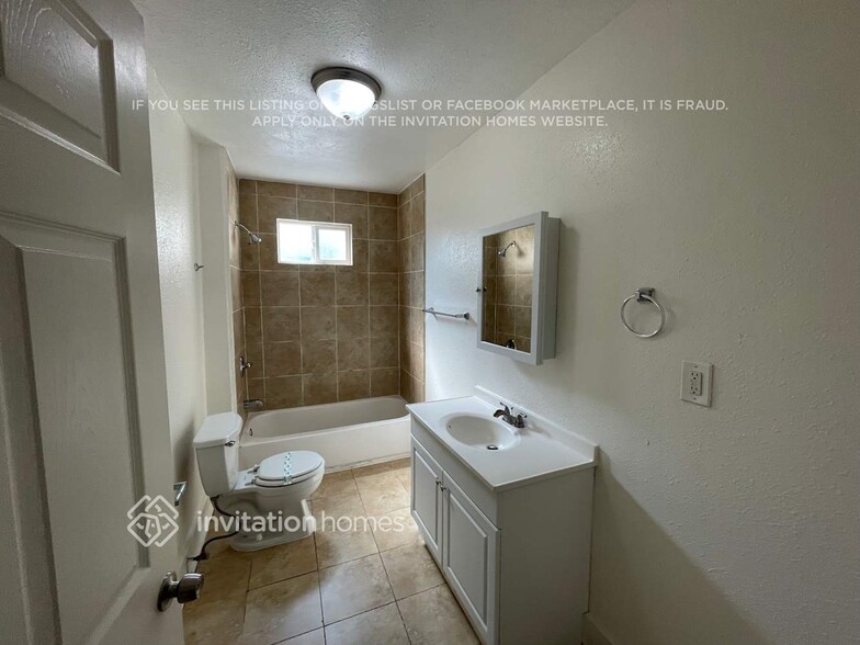 Building Photo - 2627 S Dunsmuir Ave