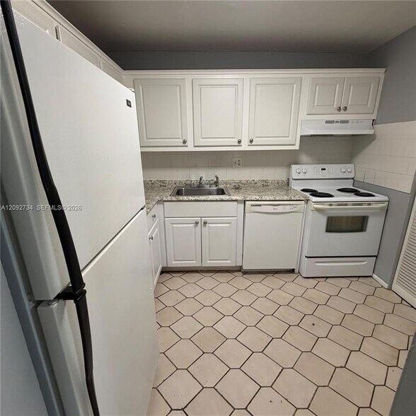 Building Photo - 7901 Colony Cir S