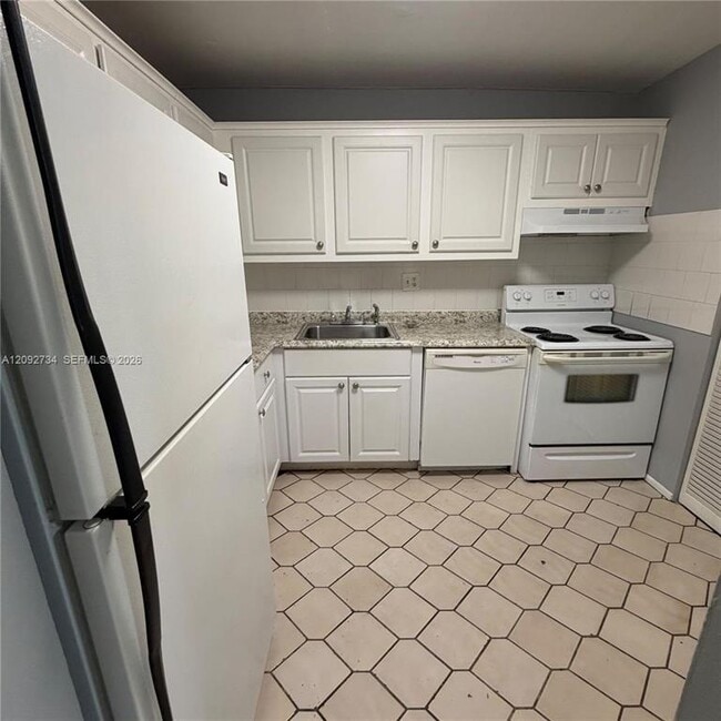 Building Photo - 7901 Colony Cir S