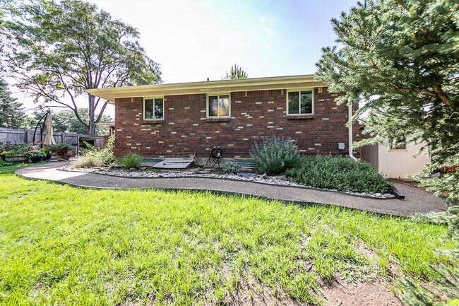 Building Photo - 7420 Webster St