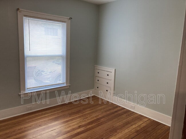 Building Photo - 337 Cedar St NE