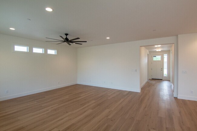 Building Photo - $500 MOVE IN SPECIAL OFF FIRST MONTHS RENT.