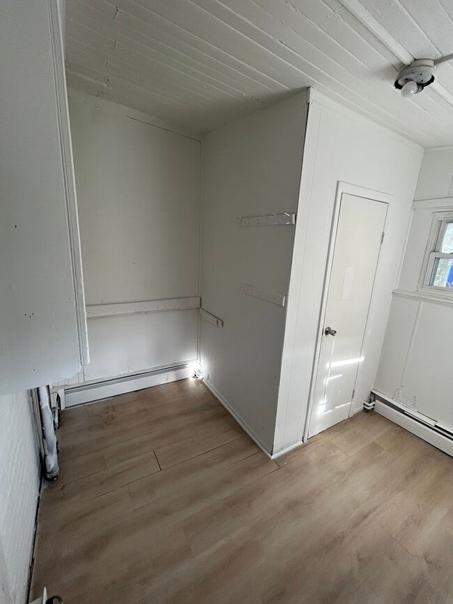 Building Photo - 3 Bedroom Home