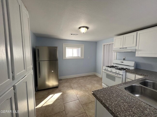 Building Photo - 8870 Sunland Rd