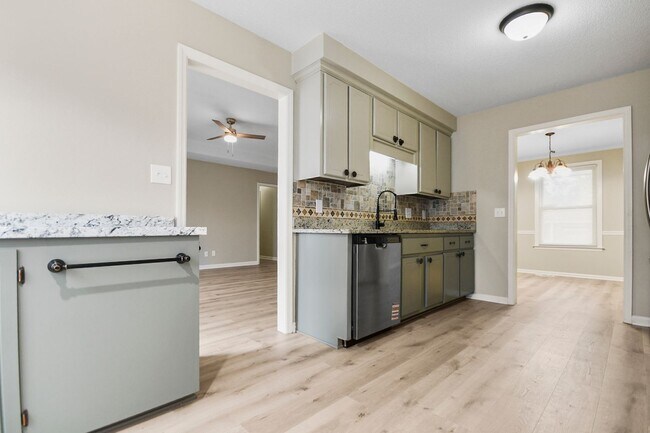 Building Photo - Pet Friendly Three Bedroom!