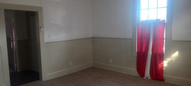 Building Photo - 6 Maple St