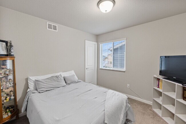 Building Photo - Beautiful 4-Bedroom Home on Blue Lunar Lan...