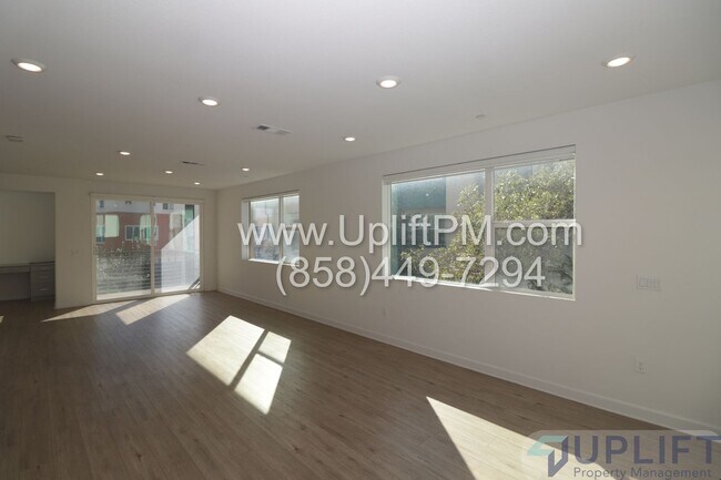 Building Photo - 4 Bed 3.5 Bath Townhome in Chula Vista w/ Washer/Dryer and 2-Car Garage