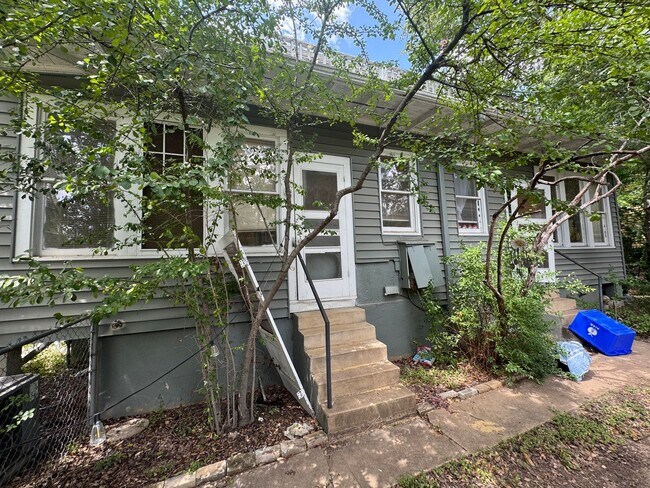 Building Photo - Vintage 1 Bedroom + Study Walking Distant to UT