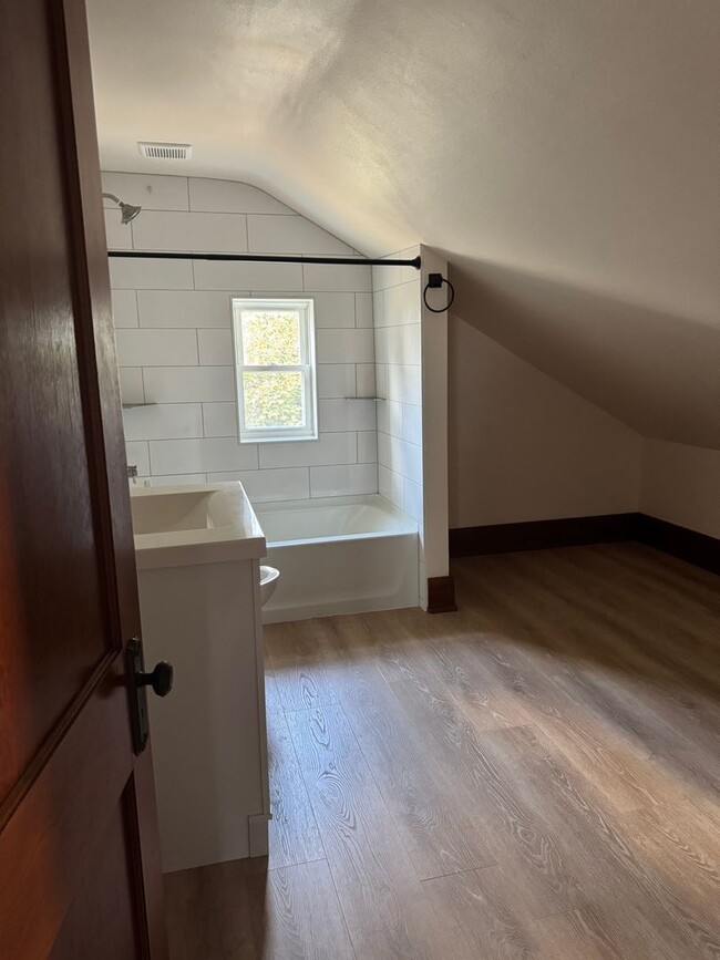 Building Photo - Beautiful, Meticulously Maintained Home in Perrysburg