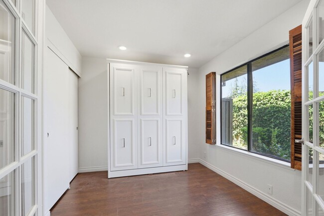 Building Photo - Beautifully Remodeled 3BD Townhome | Multi-Zone A/C | Private Patio