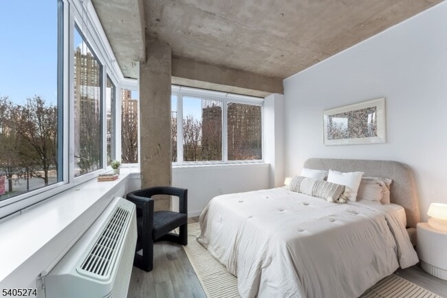 Building Photo - 10 Commerce Ct