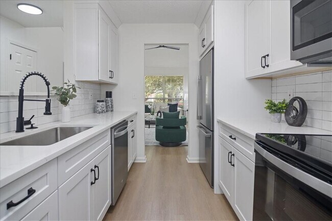 Building Photo - 4033 Ravenwood Ct