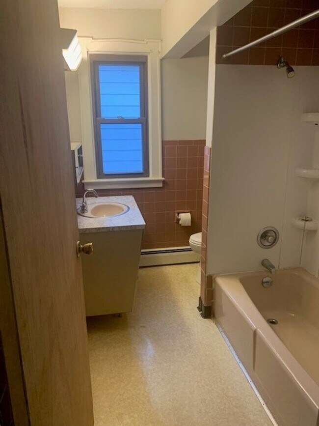 Building Photo - 3 bedroom 1 bathroom