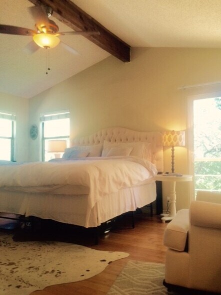 HUGE master suite big enough to add Media area or office - 9810 Lake Ridge Dr