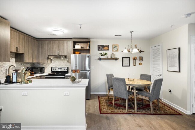 Building Photo - 645 Constellation Square SE