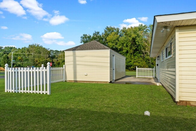 Building Photo - 38 Indian Creek Dr