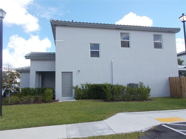 Building Photo - 879 SE 26th Ter