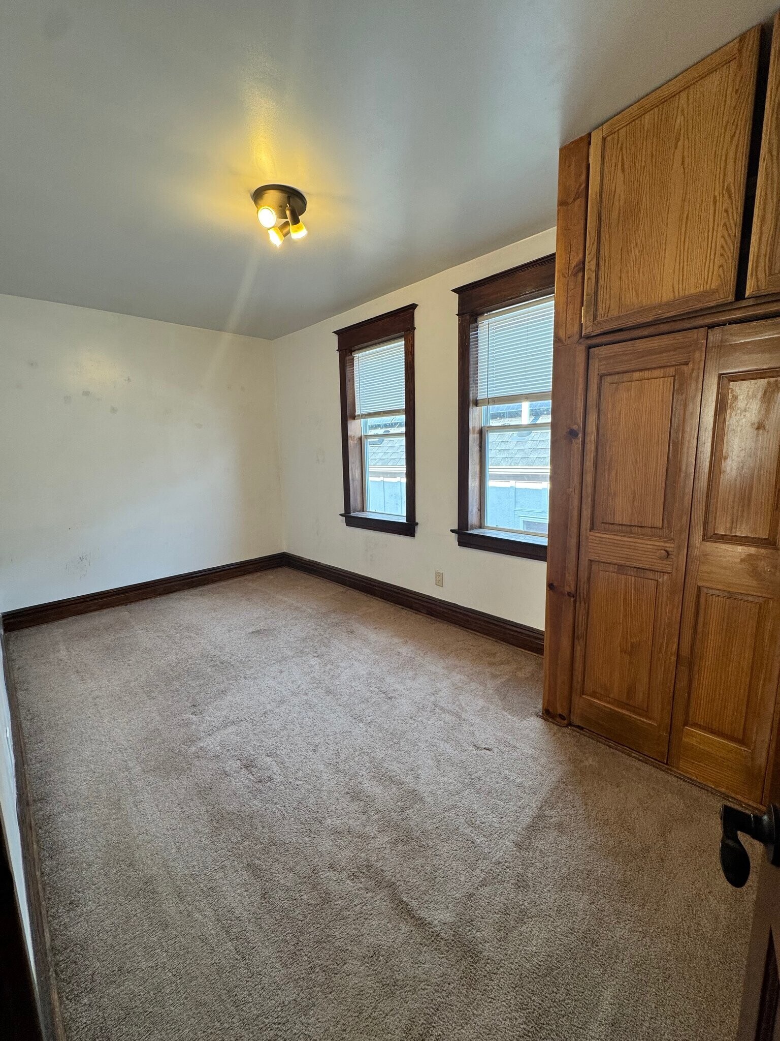 Building Photo - 309 1/2 E 7th St